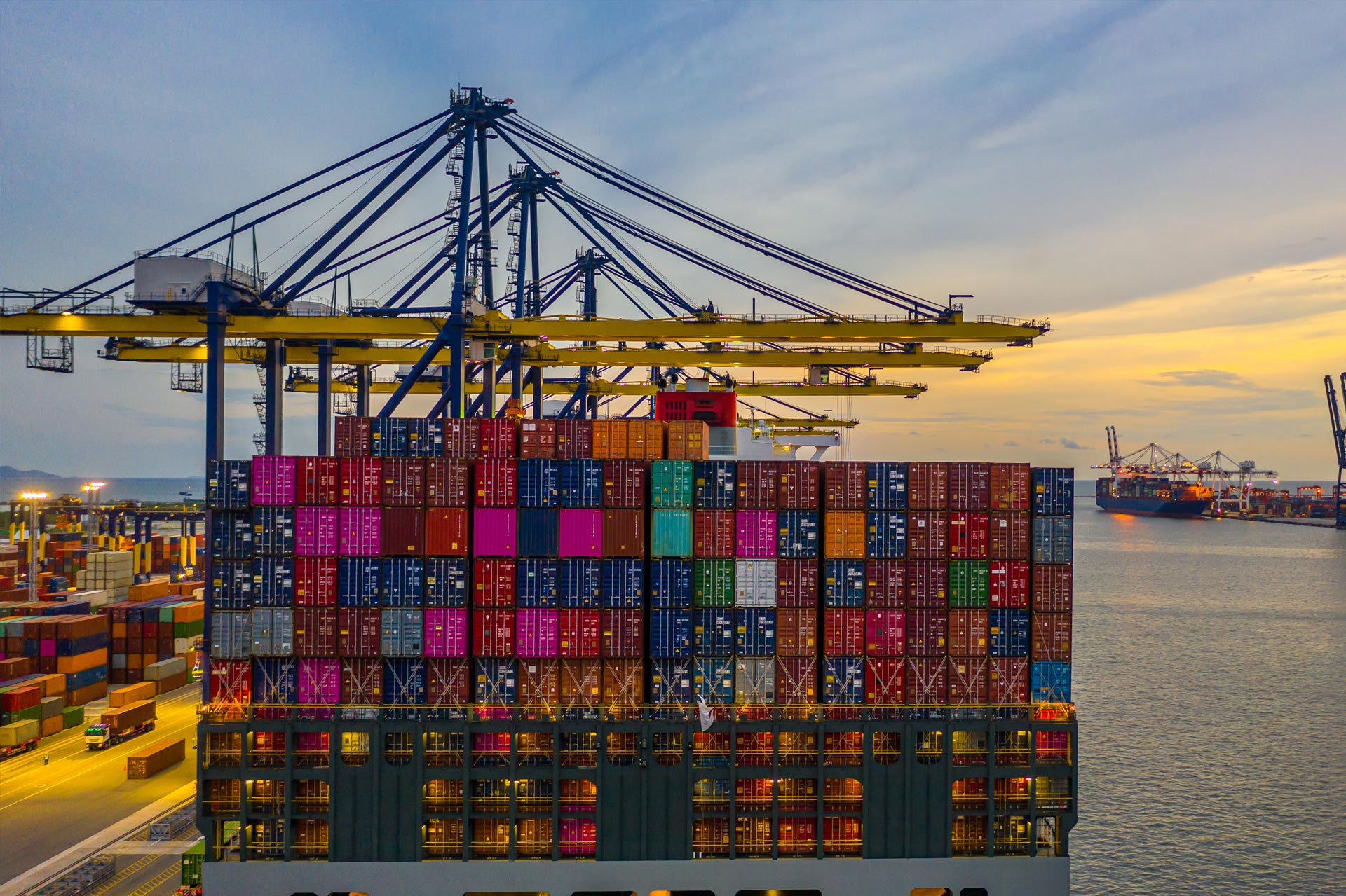 container-ship-global-business-LA2HZ857__